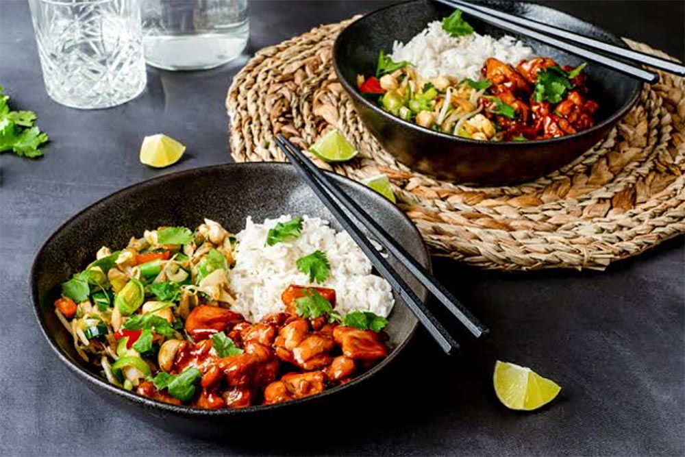 Sticky kip met wokgroenten en rijst