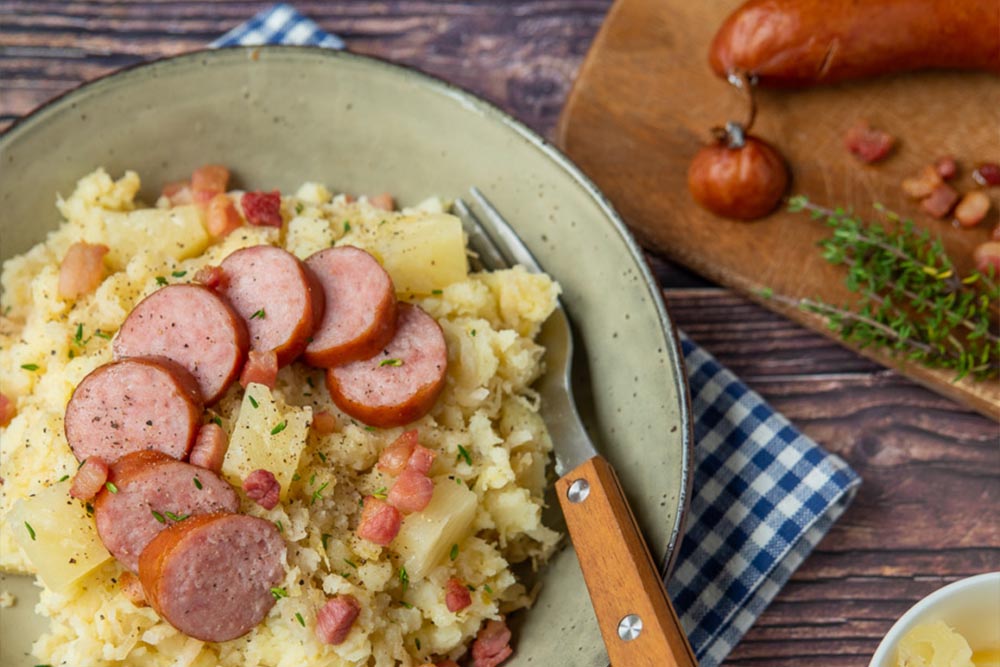 Zuurkoolstamppot met ananas, spekjes en rookworst